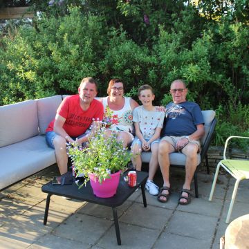 Gasten genieten in de tuin